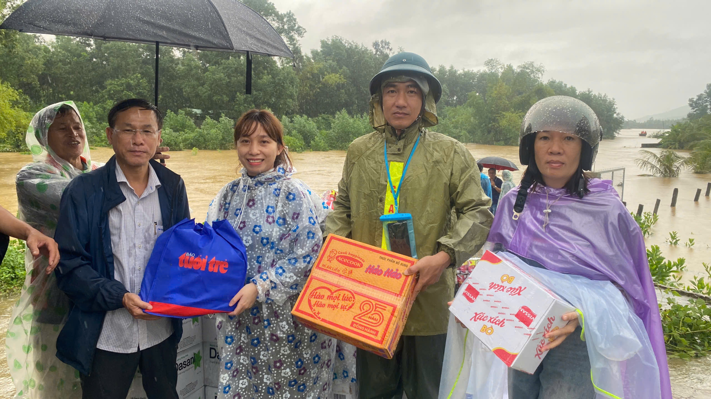 听到《青年报》来了,我蹚水出来领礼物